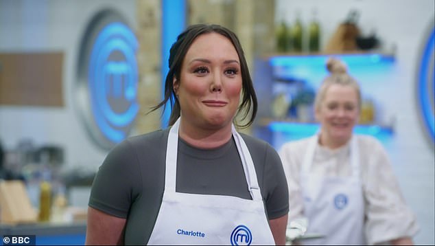 وبينما كانت تتفاخر بقدرتها على الطبخ قالت للكاميرا: 