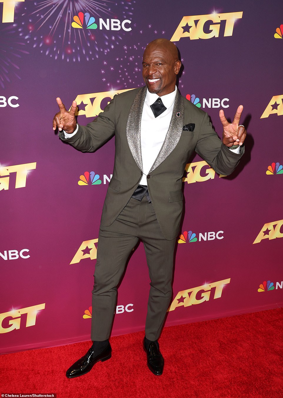 قدم تيري كروز، مقدم برنامج America's Got Talent، عرضًا متحركًا أمام الكاميرات وهو يرتدي بدلة رسمية أنيقة