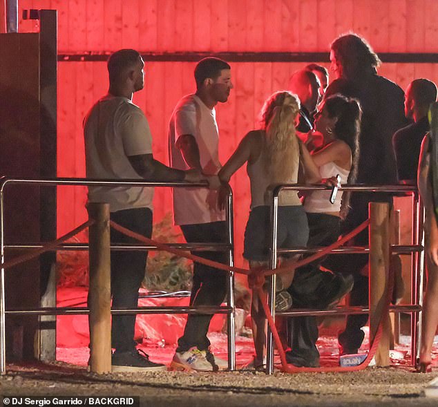 تحدثت كاميلا وصديقتها مع الرجلين العضليين طوال أمسيتهما وشوهدتا وهما تخرجان من المكان معًا