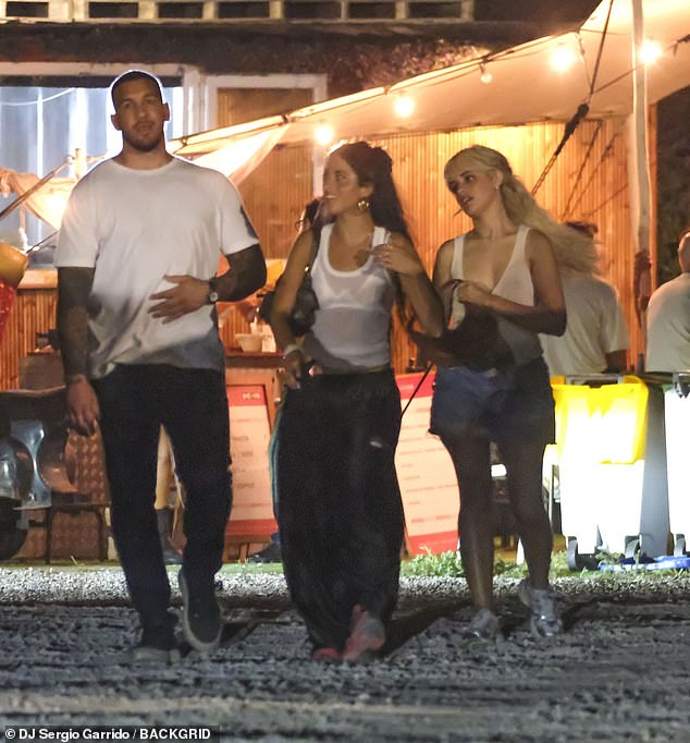 استمتعت كاميلا بليلة ممتعة في أحد الأماكن السياحية الشهيرة في إيبيزا