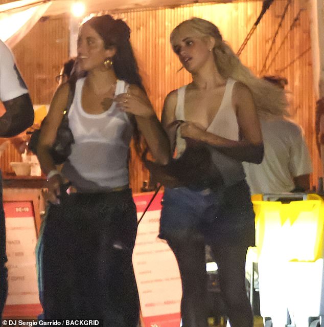 لقد قدمت عرضًا جريئًا في قميص أبيض منخفض الخصر وارتدت شورتًا من الجينز الأزرق أثناء توجهها لقضاء الليل مع صديقتها