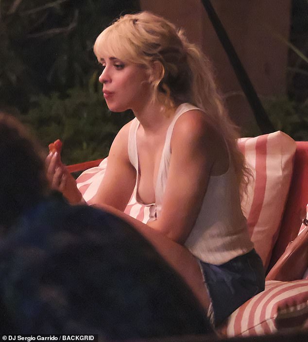 بعد الدردشة في محادثة عميقة، انغمست كاميلا في بعض الطعام