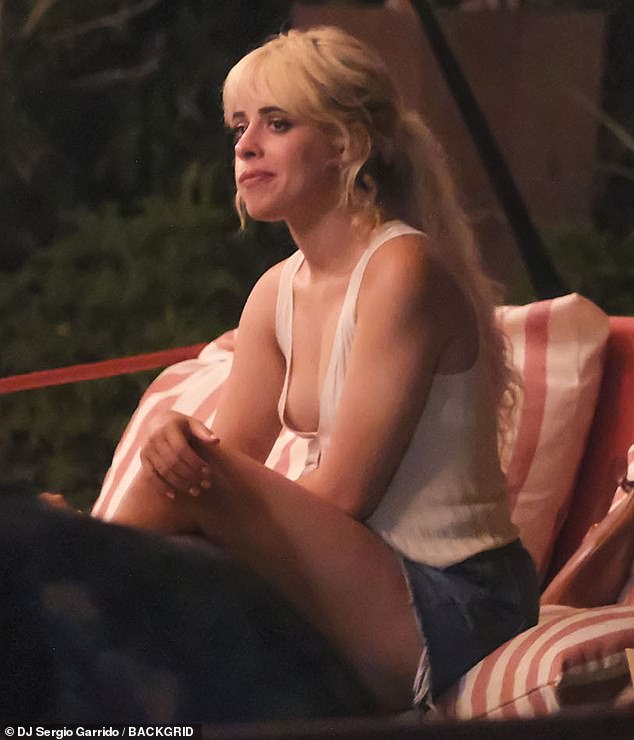 كادت كاميلا أن تعاني من خلل في خزانة ملابسها بسبب الجزء العلوي من صدريتها