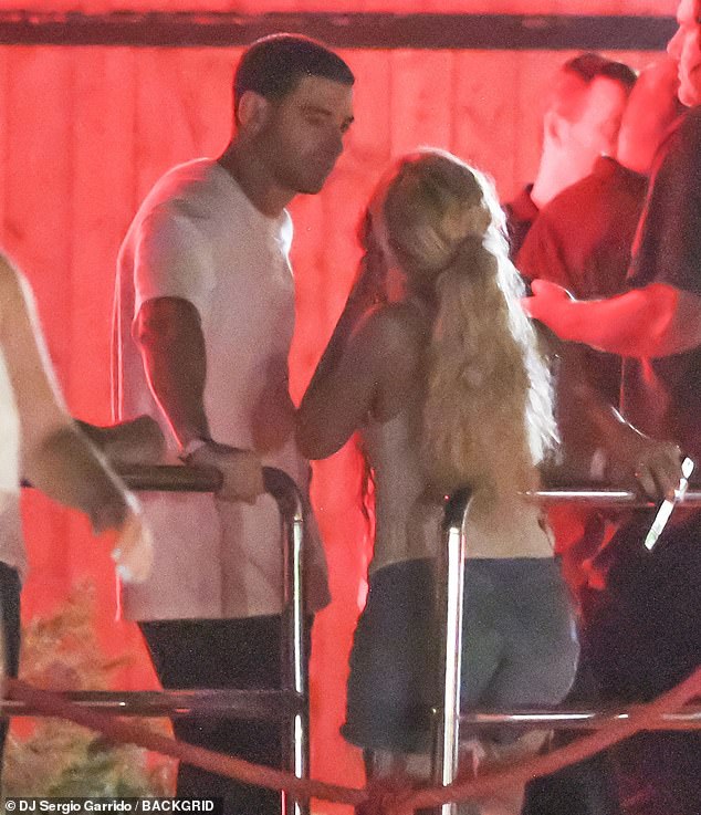 بدت كاميلا مهتمة بالمحادثة مع صديقها الذكر ذو البشرة السمراء