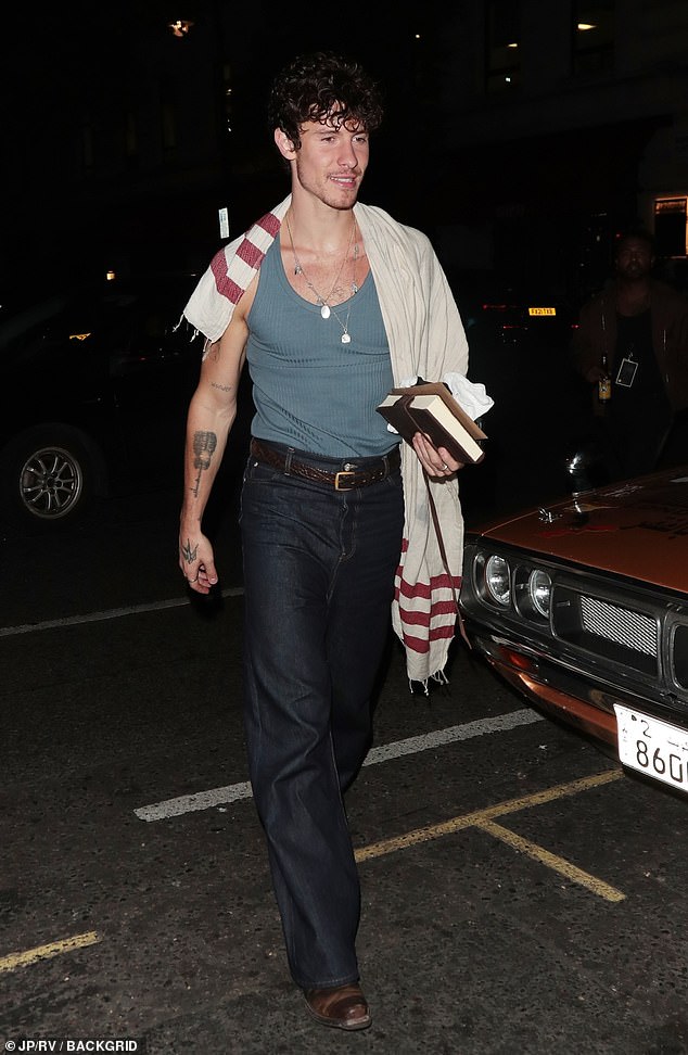 في هذه الأثناء، اختار حبيبها السابق صاحب الأغاني الناجحة قضاء أمسية الثلاثاء الهادئة حيث شوهد وهو يحمل كتاب القراءة الخاص به إلى فندقه