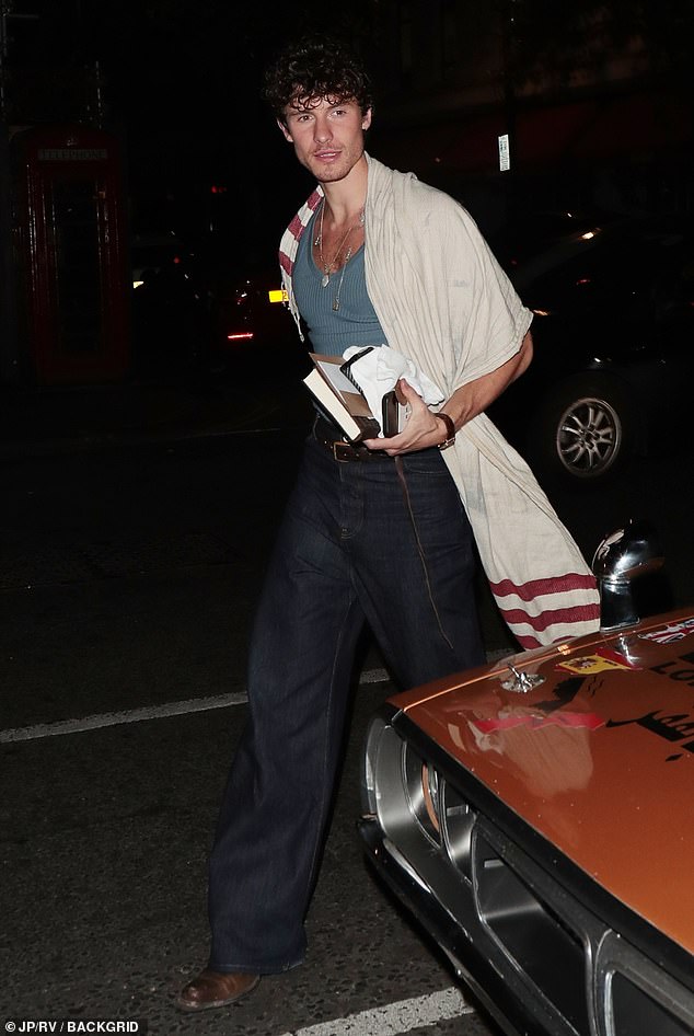 استعرض صانع الأغاني جسده المذهل في قميص أزرق ضيق، مع بنطال جينز أزرق داكن