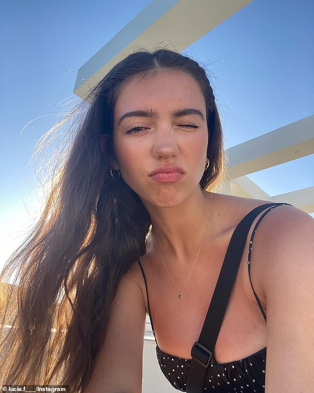 كان شعرها الطويل الداكن يتدفق في مهب الريح وهي تبتسم للصورة، لكن الصورة القديمة لم تكن منذ فترة طويلة. وفي التعليق، كشفت فنانة الأطفال: 