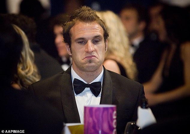 نجم AFL (الصورة في عام 2006)، البالغ من العمر 40 عامًا، معروف الآن بمظهره الأصلع، لكنه كان مترددًا في الخضوع للتغيير وأراد الاحتفاظ بشعره، قبل أن تتدخل والدته ليزا