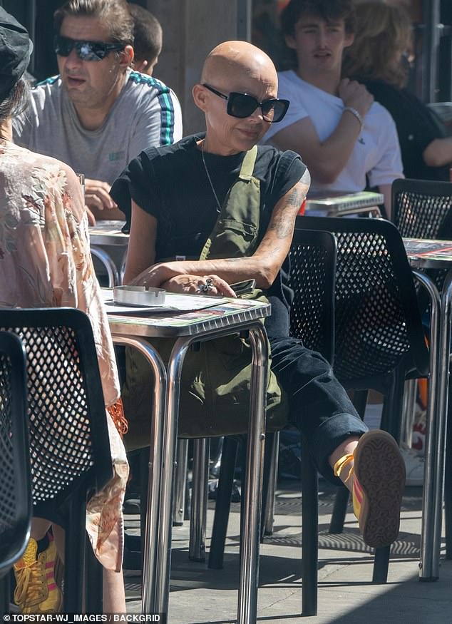 أظهرت العديد من الوشوم في الزي، وأكملت إطلالتها بقلادة فضية ونظارات سوداء كبيرة.