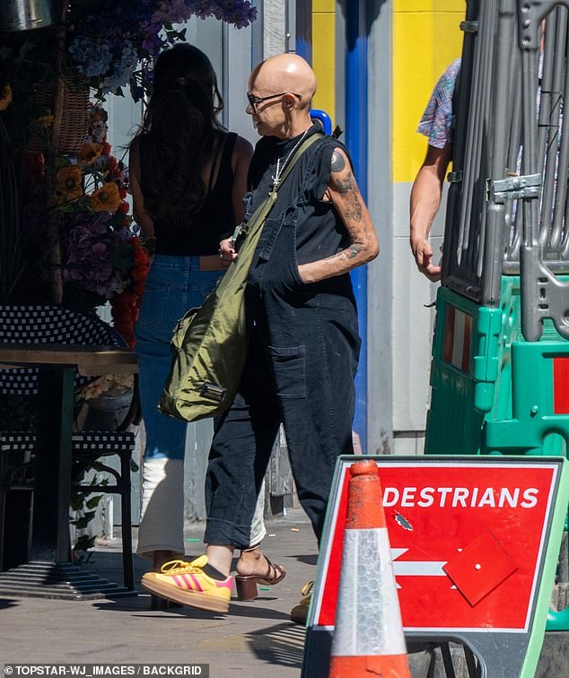 تم تشخيص حالة جيل بالثعلبة الشاملة (تساقط الشعر بالكامل في الرأس والوجه) في عام 2005. وعلى مدار أغلب العقدين الماضيين، قررت عدم ارتداء شعر مستعار من أجل زيادة الوعي.