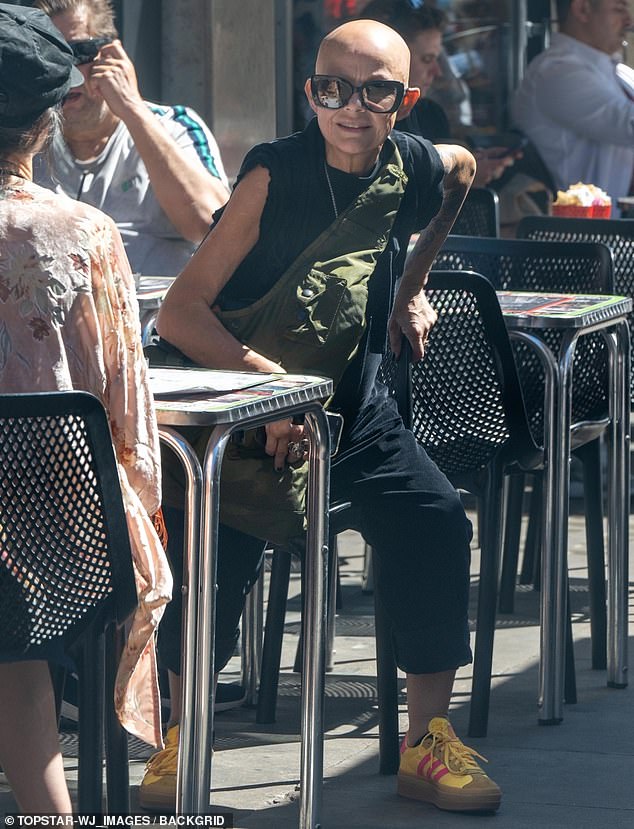 حملت جايل حقيبة كتف خضراء كاكي اللون واحتفظت بها على شخصها طوال اليوم في الشمس