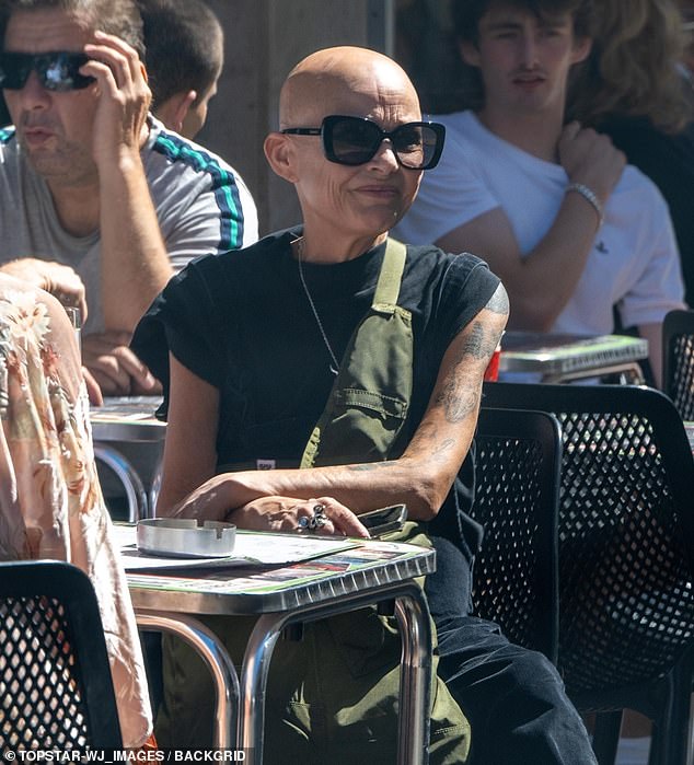 أظهرت العديد من الوشوم التي تزين ذراعها، وزينت جايل بقلادة فضية ونظارة شمسية سوداء كبيرة.