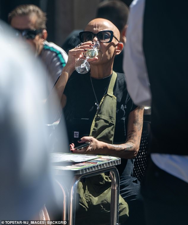 التقت جايل، نائبة رئيس مؤسسة الأمير، مع مؤسسها الملك تشارلز الثالث في يوليو للاحتفال بالذكرى السنوية الـ900 لتأسيس إدنبرة، مدينة ميلاد جايل.