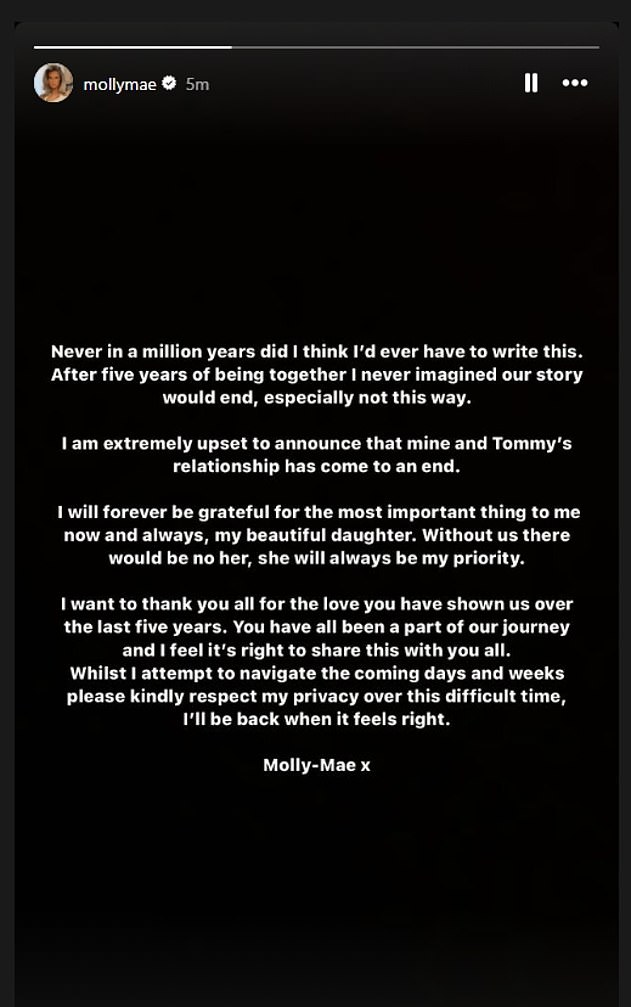 قبل ثلاثة أسابيع، فوجئت مولي ماي عندما وصل شريكها الملاكم إلى المنزل ومعه باقة ضخمة من الورود الحمراء لها. وفي يوم الأربعاء، أعلنت انفصالهما.