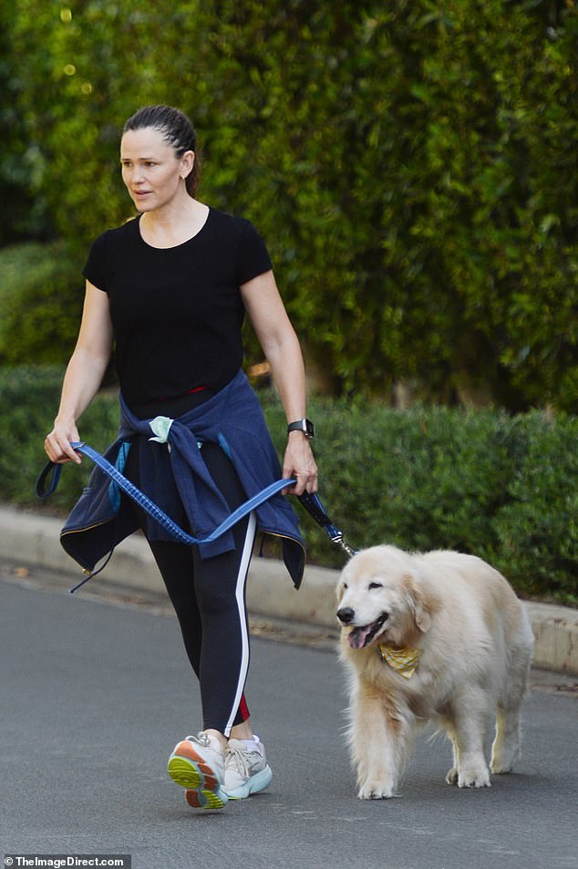 ظهرت نجمة السينما - التي أعادت تمثيل دورها الشهير إلكترا في فيلم Deadpool VS Wolverine - بإطلالة غير رسمية مرتدية بنطال ضيق وقميص أسود، وأضافت سترة مربوطة حول خصرها