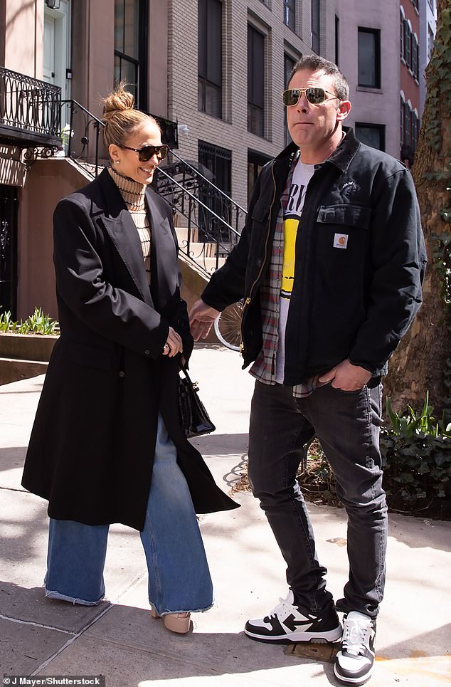 في وقت سابق من هذا الصيف، حضر بن وجينيفر حفل تخرج ابنته فيوليت، وشوهدا ممسكين بأيدي بعضهما البعض قبل أن يغادرا في سيارتين منفصلتين للعودة إلى مساكنهما الخاصة؛ شوهدا في 30 مارس.