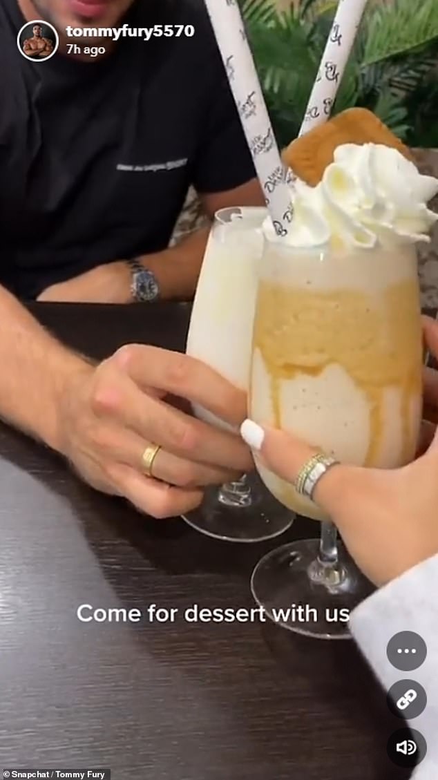 لم يبد الملاكم أي إشارة إلى أن علاقته كانت على المحك عندما لجأ إلى سناب شات لمشاركة منشور من موعد الحلوى الأخير مع مولي ماي