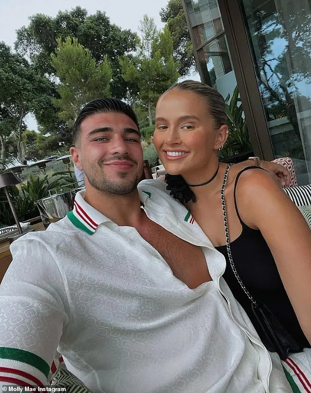 فاجأت مولي ماي معجبيها يوم الأربعاء عندما أعلنت أنها وتومي أنهيا خطوبتهما بعد خمس سنوات معًا