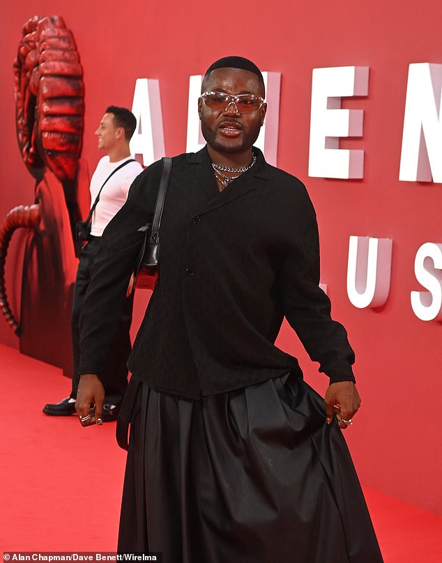 لفت المؤثر ماسون بليك الأنظار بزيه الأسود بالكامل