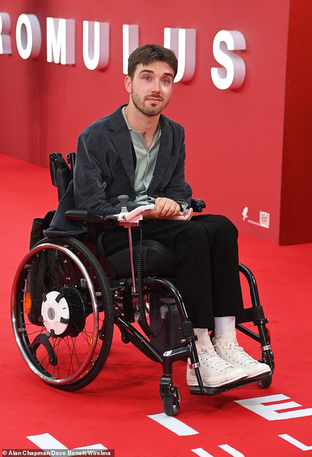 اختار جورج روبنسون، مقدم برنامج Sex Education، قميصًا أخضر وسترة من جلد الغزال غير رسمية