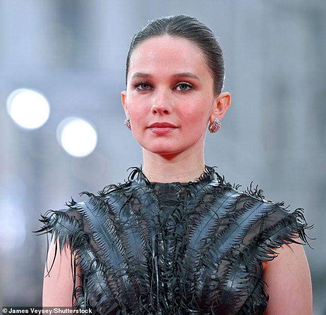 تخلت كايلي عن ارتداء القلادة واختارت بدلاً من ذلك زوجًا من الأقراط الماسية المذهلة