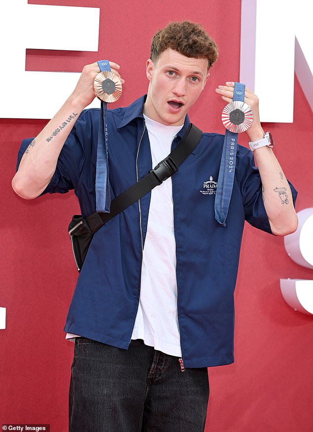 أظهر اللاعب الأولمبي نوح ويليامز بفخر ميدالياته