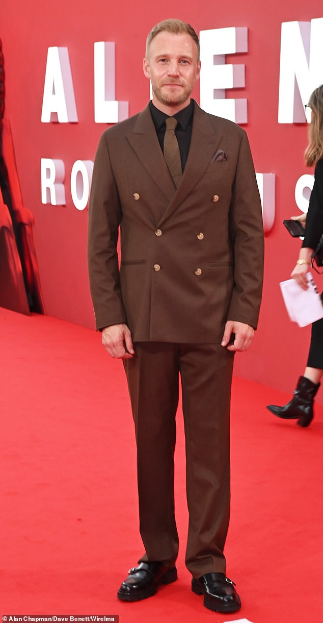 بدا سام فيليبس، بطل مسلسل Bridgerton، أنيقًا في بدلة بنية مزدوجة الصدر