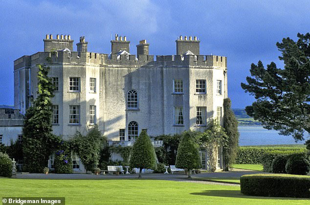 رفضت: رفضت حمات دومينيك ويست السماح لكيم بالبقاء في قلعة جلين في عام 2014 أثناء شهر العسل مع مغني الراب كاني ويست