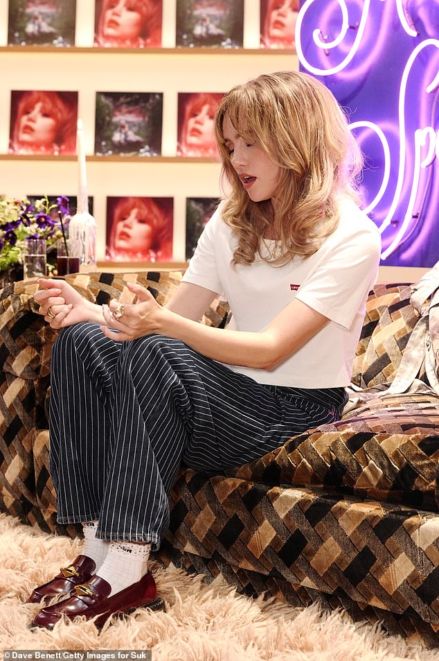 تماشياً مع مظهرها العصري، ارتدت الجميلة الشقراء حذاءً أحمر اللون بكعب عالٍ