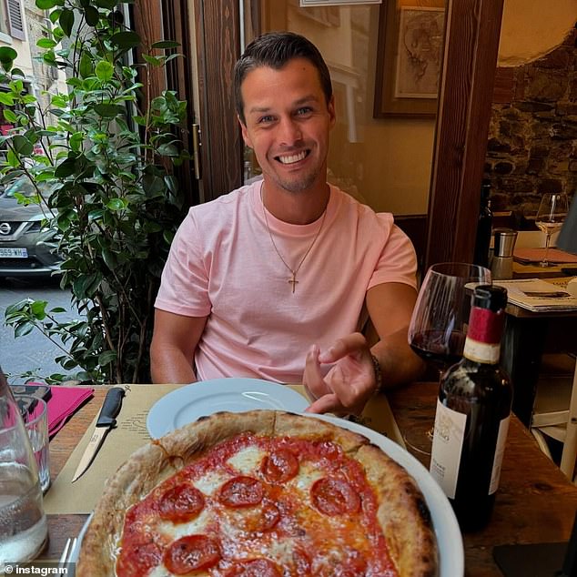 تناولوا العشاء من البيتزا الإيطالية الأصيلة والنبيذ الأحمر