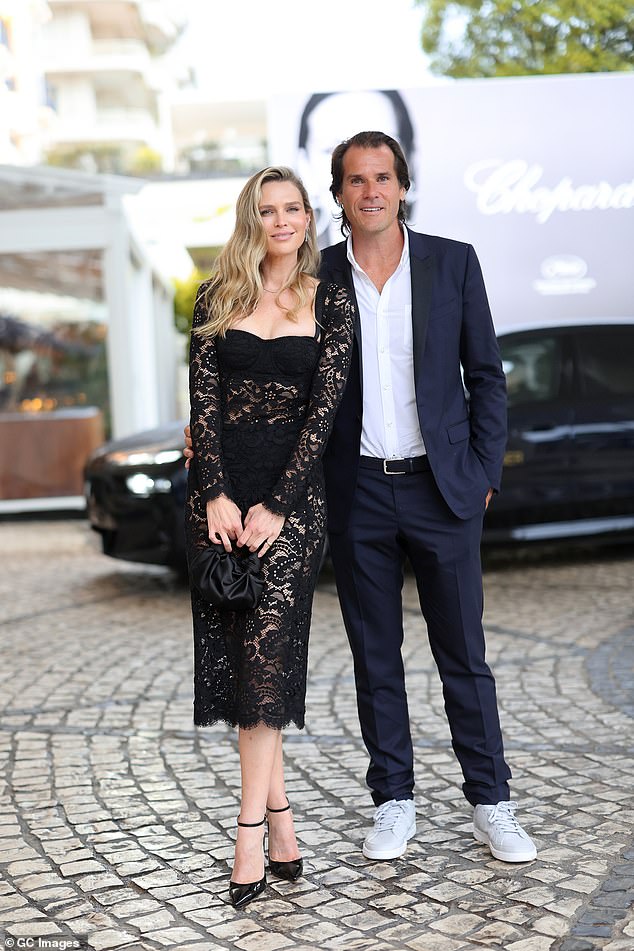 تزوج الزوجان في عام 2010 وأنجبا ابنتين، فالنتينا البالغة من العمر 13 عامًا وجوزفين البالغة من العمر 8 سنوات