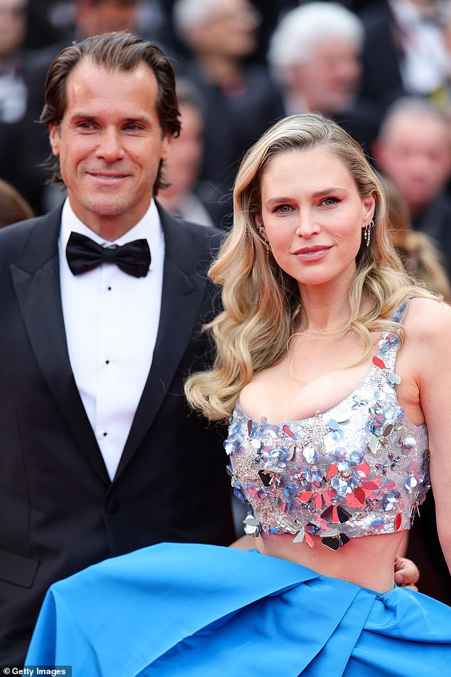 دعا فوستر هاس، لاعب التنس المحترف المولود في ألمانيا والذي تنافس في جولة اتحاد لاعبي التنس المحترفين من عام 1996 إلى عام 2017، في عيد الحب 2021 بسبب إعجاباته على إنستغرام