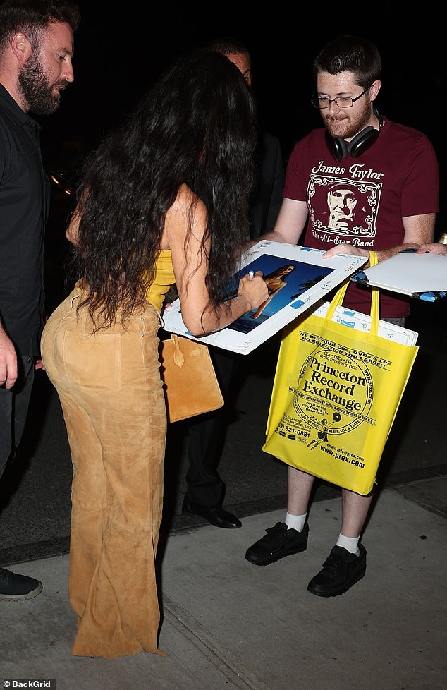 توقف كيم لتوقيع التوقيعات للمعجبين والتقاط صور شخصية