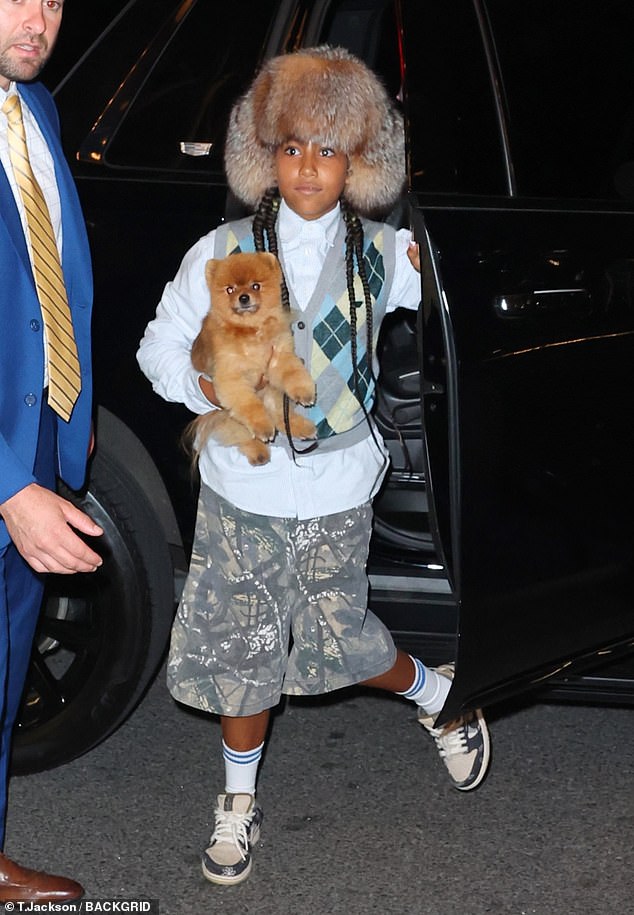 ارتدت الابنة الكبرى لكيم وكاني شعرها الطويل في ضفائر أنيقة واختارت قبعة من الفرو اللافتة للنظر لإكمال إطلالتها المسائية