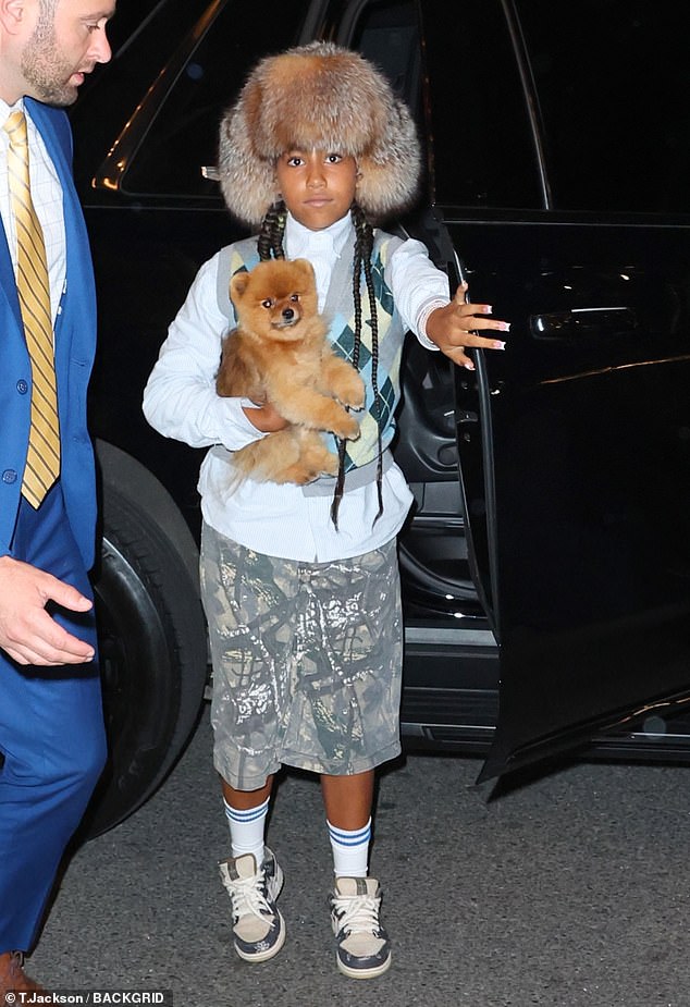 سلمت كيم كلبها البوميراني لابنتها نورث، 11 عامًا