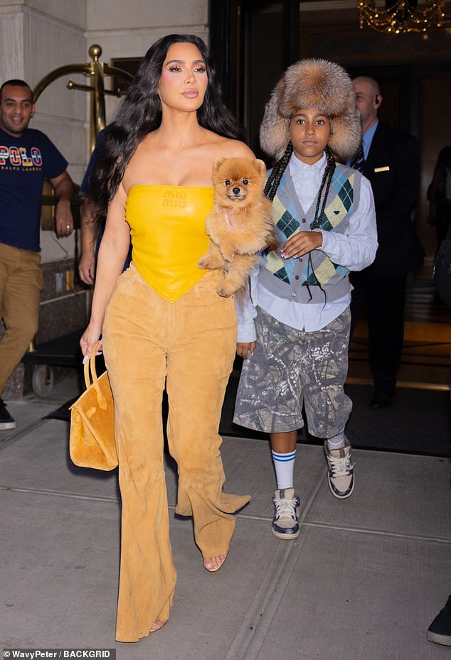 بدت نجمة تلفزيون الواقع، البالغة من العمر 43 عامًا، مذهلة وهي تحمل كلبها الأليف البني الرقيق المسمى سوشي بينما كانت الأم وابنتها متجهتين لتناول العشاء في The Polo Bar