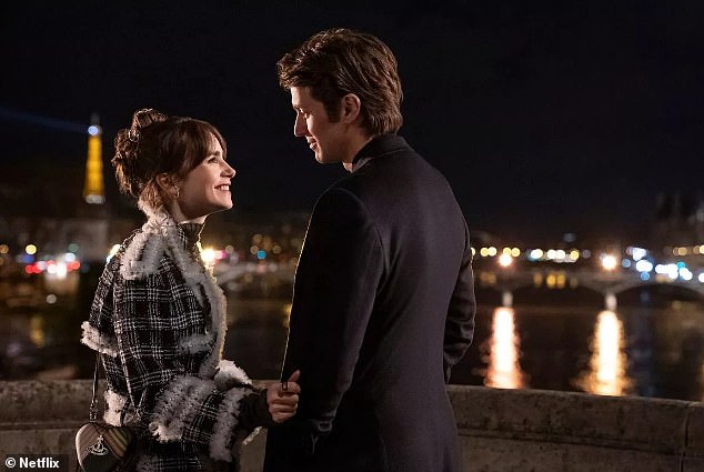 كان قرار إميلي بإنهاء مثلث الحب المعقد من خلال التخلي عن بريت ألفى الوسيم، الذي يلعب دوره لوسيان لافيسكونت، والشروع في علاقة مع غابرييل الأقل شهرة، الذي يلعب دوره لوكاس برافو (في الصورة، على اليمين)، سببًا في بكاء الكثيرين قائلين: 