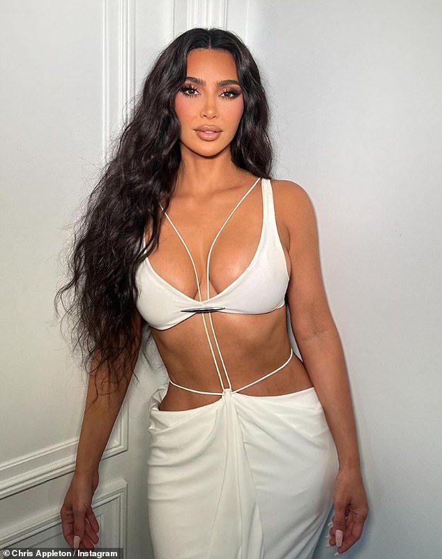 كانت الحقيقة واضحة في الزي الأبيض المكشوف الذي تضمن حمالة صدر وتنورة طويلة أثناء تصويرها صورة على Instagram