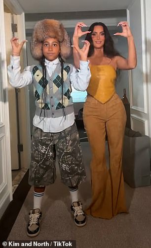 وشاركت الأم وابنتها مقطع الفيديو الممتع على حسابهما المشترك، وشوهدتا تؤديان الرقصة المصممة في غرفة الفندق.