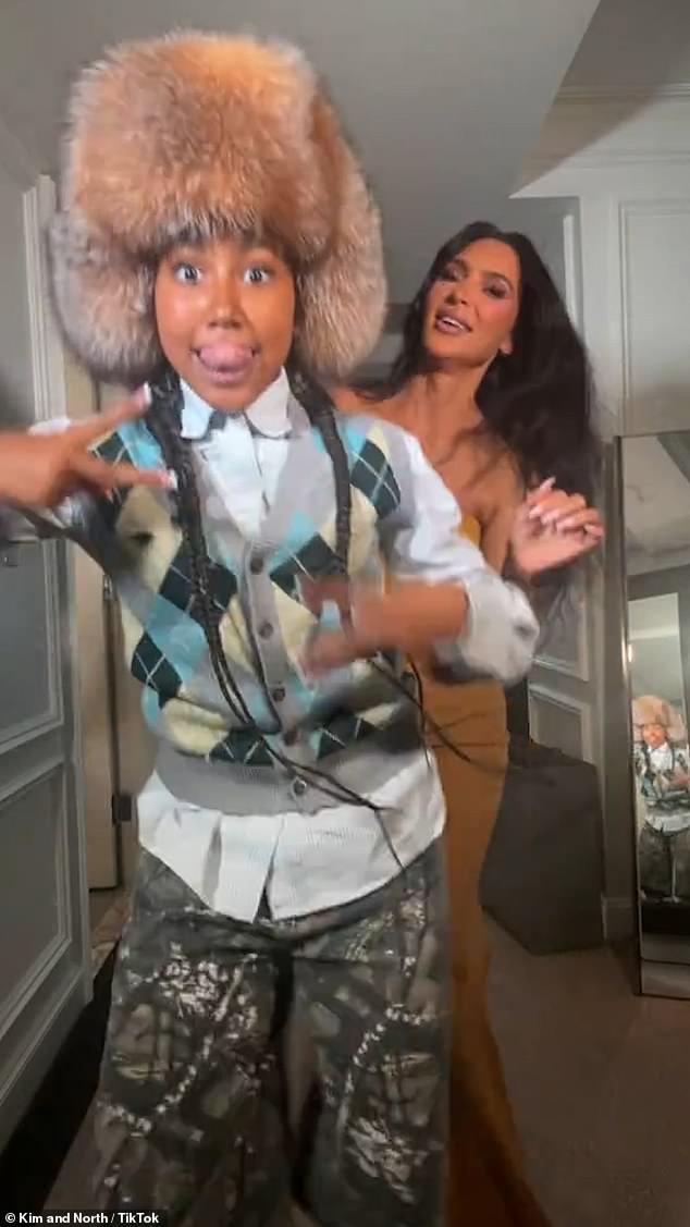 شوهدت كيم ونورث وهما يستمتعان بتصوير مقاطع فيديو TikTok في فندقهما