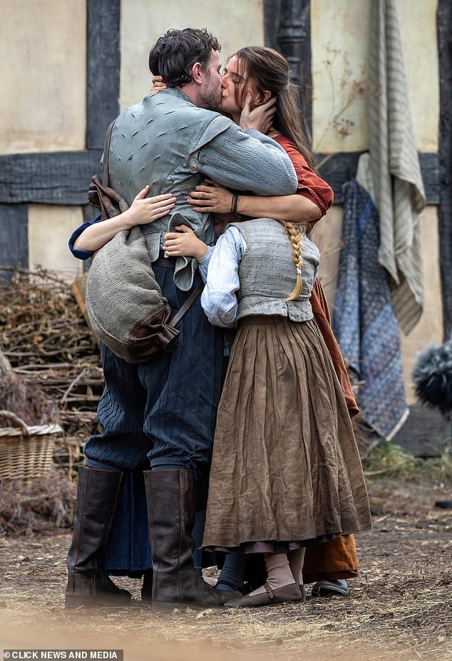 يأتي ذلك بعد يوم واحد فقط من رؤية جيسي وهي تصور المزيد من المشاهد العاطفية مع بول حيث كانا يقبلان إلى جانب أطفالهما على الشاشة في نفس المجموعة الخارجية