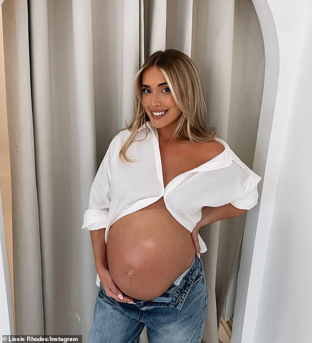 يأتي التقرير المفاجئ بعد ساعات فقط من اضطرار صديقة عائلة تومي، ليسي رودس، إلى إنكار أنها رحبت سراً بطفل مع النجم