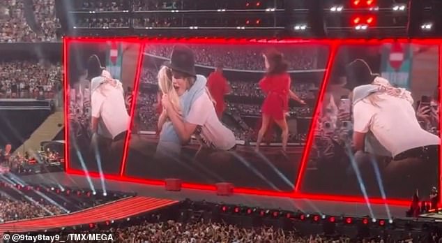 ترقص تايلور مع الطفل قبل أن تعانقه، مما أدى إلى ظهور عدة لحظات حلوة للغاية خلال الجولة التي حطمت الأرقام القياسية والتي تسعد الآن المعجبين في لندن.