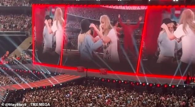 في كل ليلة من الجولة، يختار فريق تايلور طفلاً من الجمهور ليقدم له قبعتها بينما تغني أغنيتها الكلاسيكية الناجحة 22 من ألبوم Red