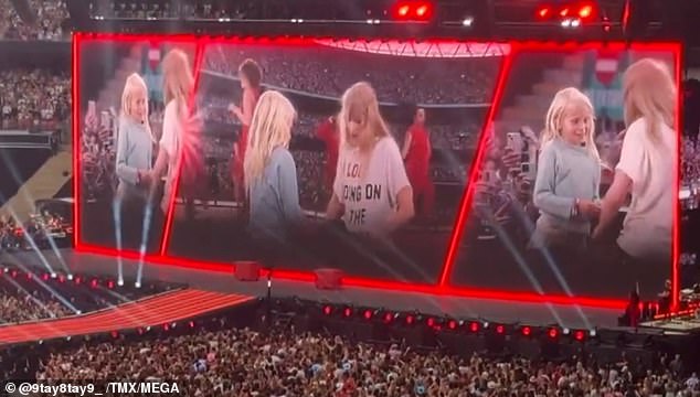 وفي ليلة الخميس، كانت الفتاة الصغيرة موضع الحديث تشبه بشكل لافت تايلور الشابة ذات الشعر الأشقر الطويل المجعد.