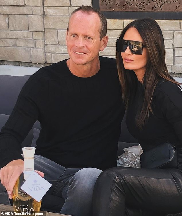 يزعم المدعي ويليام إم ماكجيري أن ابنه كان على اتصال بجون (في الصورة مع ليزا)، الذي كان يبحث عن تغطية نفقات المواد الخام اللازمة لتلبية طلبات فيدا تيكيلا