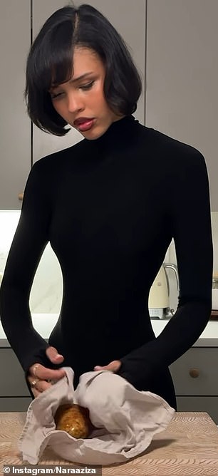 في مقطع فيديو جديد، ارتدت فستانًا أسود ضيقًا أبرز جسدها النحيف بشكل مذهل أثناء تحضير رقائق البطاطس محلية الصنع