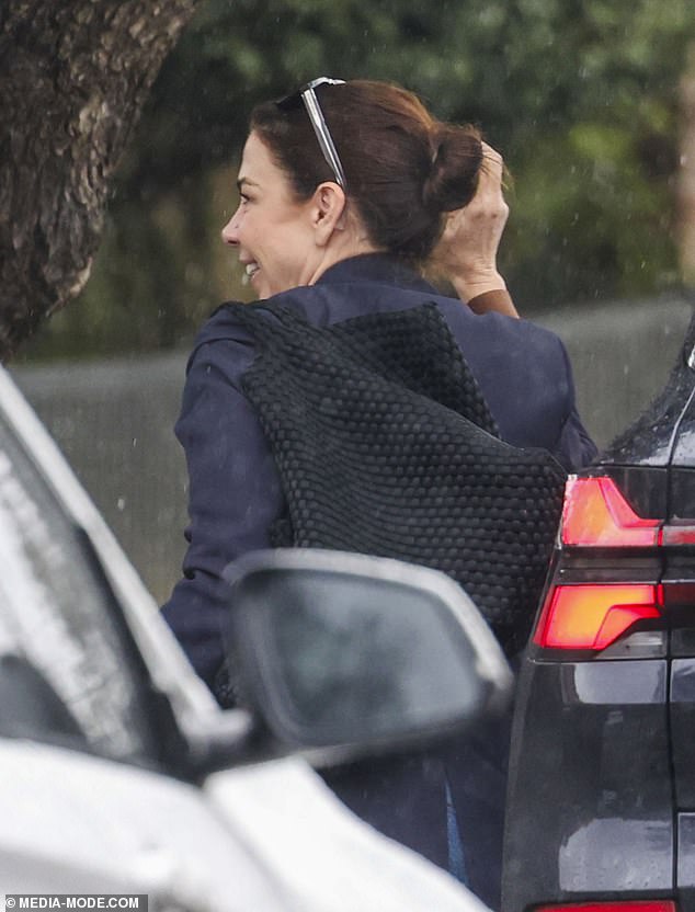 شوهدت الممثلة التي تحولت إلى مذيعة إذاعية لاحقًا مرتدية ملابس غير رسمية أنيقة - سترة بحرية وبنطال جينز أزرق مقترنًا بجزء علوي بني غامق