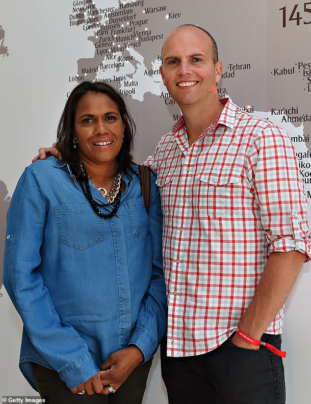 أصدرت الحائزة على الميدالية الذهبية الأوليمبية الأسترالية، البالغة من العمر 51 عامًا، وزوجها، البالغ من العمر 49 عامًا، بيانًا مشتركًا يوم الجمعة مع خبر انفصالهما وسيستمران في رعاية ابنتهما روبي البالغة من العمر 13 عامًا. تم تصويرهما معًا في عام 2015