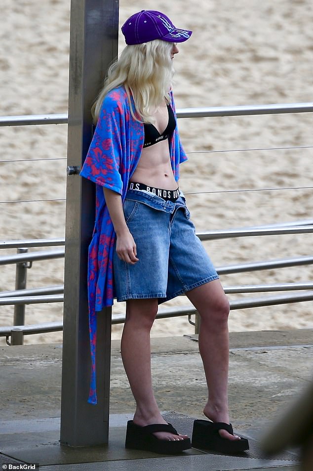 ارتدت حذاءً أسودًا سميكًا بكعب عالٍ، وحرصت على عرض المنتج أثناء عرضها مجموعة ملابس داخلية سوداء من Bonds